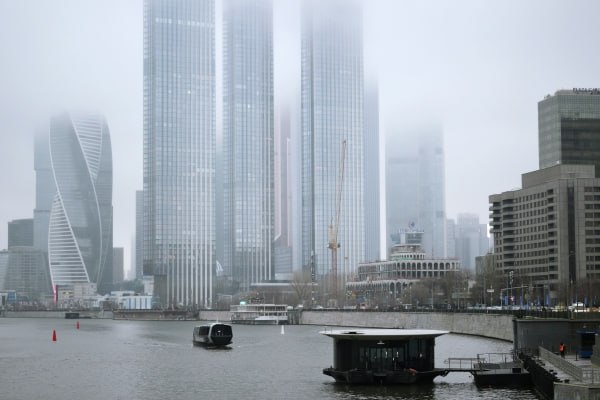 Синоптики предупредили о резком падении давления в Москве на выходных  За 24 часа оно понизится больше чем на 15 единиц и продолжит уменьшаться вплоть до понедельника, 16 декабря.  Об этом сообщила в своём Telegram-канале ведущий специалист «Метеоновостей» Татьяна Позднякова. Она добавила, что перепады давления будут сопровождать изменения температуры. По словам метеоролога, в субботу погода в Москве и Подмосковье сформирует гребень антициклона с центром над Чёрным морем, а в воскресенье придёт «компактный антициклон» с Финского залива.    Подпишись на «Говорит Москва»