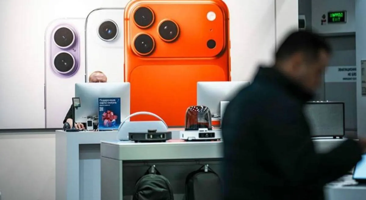 В России рухнул спрос на дорогие смартфоны из за чего склады ритейлеров переполнены iPhone и Samsung Продажи премиальных моделей упали примерно на 15 а цены уже снижаются iPhone подешевели на 15 30 Samsung до 17 Причины слабый спрос экономия покупателей сезонный спад и избыток закупок у ритейлеров Продавцы распродают технику со скидками чтобы разгрузить склады Часть спроса уходит к более дешёвым китайским брендам newsEconomics