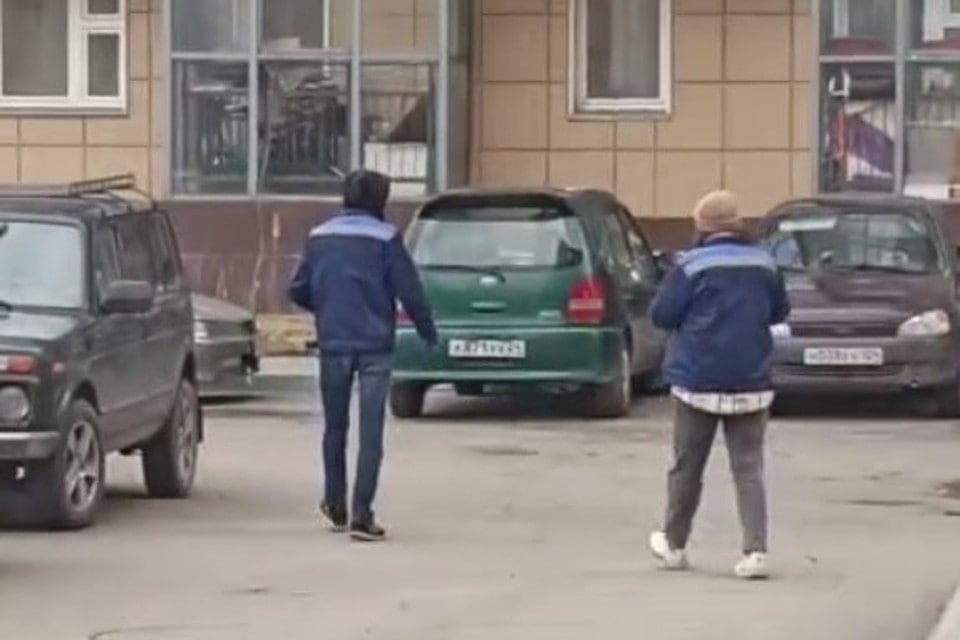 Красноярские коммунальщики предупредили горожан о лжеводопроводчиках Под видом водопроводчиков по квартирам города снова ходят мошенники в рабочей одежде. Неизвестные звонят в двери, представляются сотрудниками отдела внешних коммуникаций, а после настойчиво пытаются пройти внутрь для осмотра труб и проведения опроса о качестве воды. При этом, как сообщила пресс-служба компании, звонки о лжеводопроводчиках поступают со всех районов краевого центра. Обычно жертвами аферистов становятся пожилые горожане. Cистема питьевого водоснабжения работает в штатном режиме, качество холодной воды контролируется круглосуточно и отвечает всем санитарным нормам, – говорит Олег Гончеров, генеральный директор «КрасКом». Обратите внимание, что сотрудники предприятия не оказывают никаких платных услуг на дому. Красноярцев просят быть бдительнее и предупредить своих родных о мошенниках. : «КрасКом»