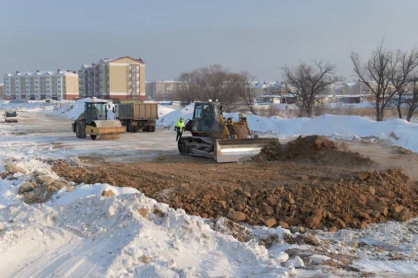 Плюс новый мост через Биру и современный транспортный коридор, минус аварии и пробки    Строительную площадку стратегически важного для автономии объекта посетил Заместитель Председателя Правительства России Юрий Трутнев    Благодаря поддержке федерального центра решение получили сразу две серьезные транспортные проблемы региона: аварийное состояние старого моста через реку Бира и напряженный трафик между двумя частями территории города Биробиджана, разделенными железной дорогой.    Оба этих проекта входят в долгосрочный план развития городской агломерации.  Решение о выделении региону федеральных средств на модернизацию транспортной инфраструктуры было принято в сентябре 2024 года на заседании Президиума правительственной подкомиссии по вопросам развития Дальнего Востока, которую возглавляет Юрий Трутнев. На строительство объектов транспортной инфраструктуры необходимо более 18,9 млрд рублей. Большая часть этих средств – 17,1 млрд рублей – выделена региону из федерального бюджета. Сюда входят и работы по проектированию всех объектов.    Первый проект – это строительство нового моста через реку Бира, который соединит две части города Биробиджана. Новый мост будет расположен на месте старого. Его длина составит 350 метров, будут построены подъездные пути и проведены берегоукрепительные работы.    Второй проект – строительство транспортного коридора от федеральной трассы «Амур» до мостового перехода Нижнеленинское – Тунцзян. Будет построена автомобильная дорога, которая непосредственно соединит региональную трассу с федеральной трассой «Амур».    Проектом также предусмотрено строительство мостового перехода через реку Икура, путепроводов через Транссибирскую железнодорожную магистраль на участке Биробиджан-1 – Икура и Ленинскую железнодорожную ветку на участке Биробиджан-1 – Биробиджан-2, а также строительство путепровода в районе села Птичник рядом с Советской улицей.   Реализация проектов положительно повлияет на транспортную доступность, сократит время прибытия экстренных служб и уровень аварийности на дорогах, позволит увеличить темпы строительства в регионе, в том числе, по программе «Дальневосточный квартал».