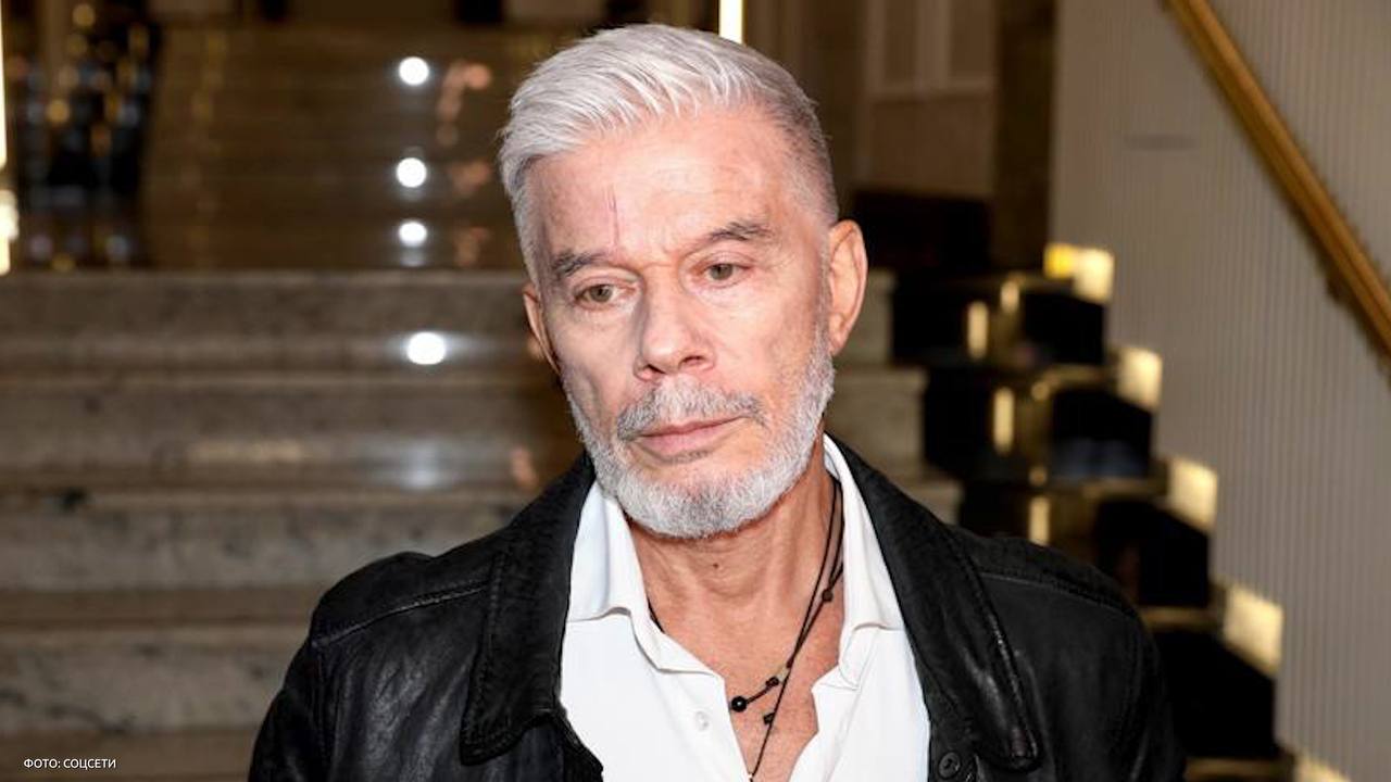 Олегу Газманову запретили делать фирменные сальто шпагат и даже тренироваться врачи рекомендовали забыть о спорте из за серьёзных проблем с суставами По данным Mash 74 летний народный артист обратился к медикам из за болей в пояснице и ноге После обследования медики выявили коксартроз разрушение хрящевой ткани тазобедренного сустава В запущенной форме болезнь может привести к полной утрате подвижности Прежнему мастеру спорта по гимнастике посоветовали отказаться от активных номеров Врачи говорят физнагрузки спровоцировали обострение недуга   Подписывайся на Mash