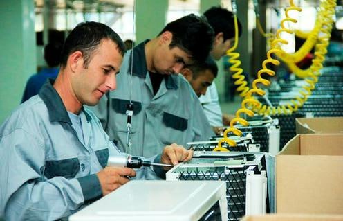 Президент Узбекистана обозначил ключевые направления работы по сокращению бедности и повышению занятости в 2026 году Главный приоритет строительство В следующем году планируется реализовать проекты на 675 трлн сумов из них 380 трлн придутся на строительные работы Будут возведены многоквартирные дома на 140 тыс квартир а в строительстве и смежных сферах создадут до 35 тыс рабочих мест Впервые регионам выделят 20 трлн сумов для развития инфраструктуры махаллей Финансирование распределят по эффективности проектов в каждом районе Подробнее на нашем сайте Актуальные новости из Центральной Азии fergananews