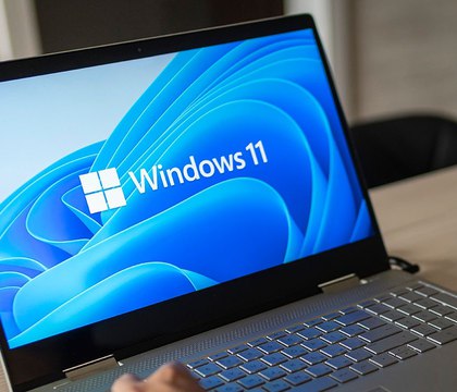 Microsoft снова усложнит установку Windows 11 без учетной записи или интернета Как сообщает Neowin корпорация Microsoft в очередной раз усложнит установку операционной системы Windows 11 для пользователей не желающих регистрировать учетную запись или входить в нее а также не имеющих стабильного доступа к интернету Соответствующие изменения уже интегрированы в ряд предварительных сборок
