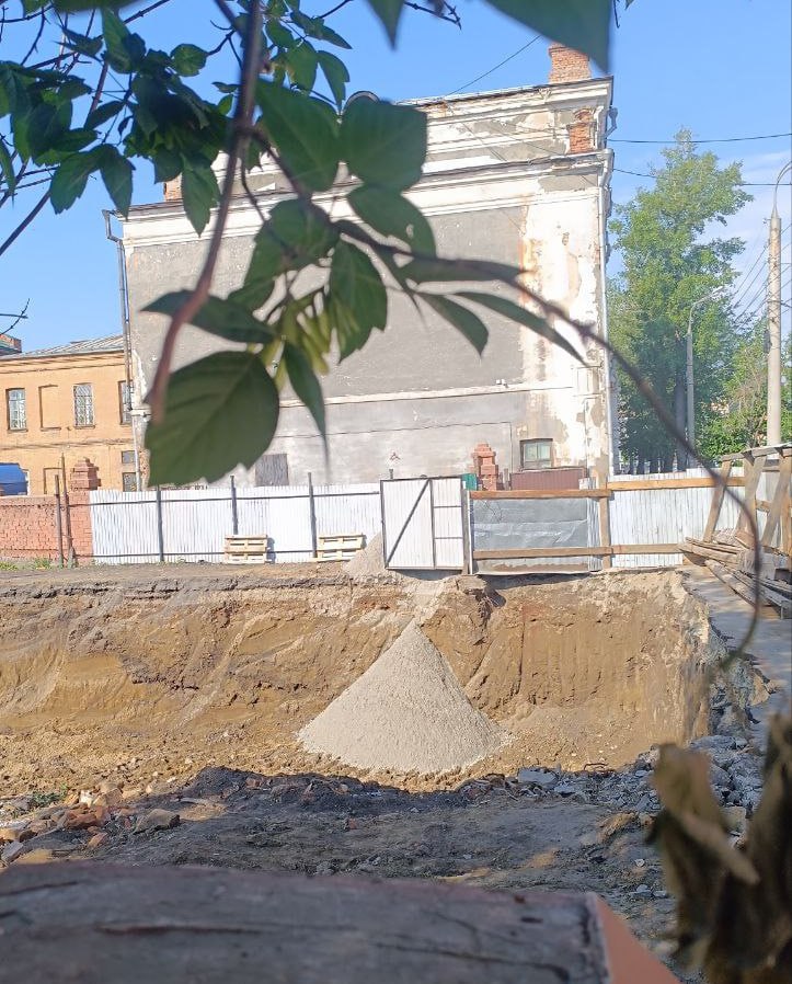 На Желябова разобрали деревянный дом XIX века   Сейчас на его месте котлован. Фотографии в редакцию   прислал подписчик.   Этот дом является выявленным объектов культурного наследия в составе комплекса Второй Хаминовской женской гимназии  это и есть здание Пединститут . Как следует из документов на сайте Службы по охране объектов культурного наследия, его планируется отреставрировать.  Отмечается, что стены сруба повреждены более чем на 50%. Это значит, что у дома постараются максимально сохранить бревна, все подлинные элементы, пригодные к сохранению, очистят и обработают антисептиком, а те, что утрачены, воссоздадут в новых материалах.  Котлован вырыт для устройства железобетонного фундамента и подвала, в котором разместят технические помещения.  Кроме того, проект предусматривает воссоздание ворот со стороны улицы Желябова.