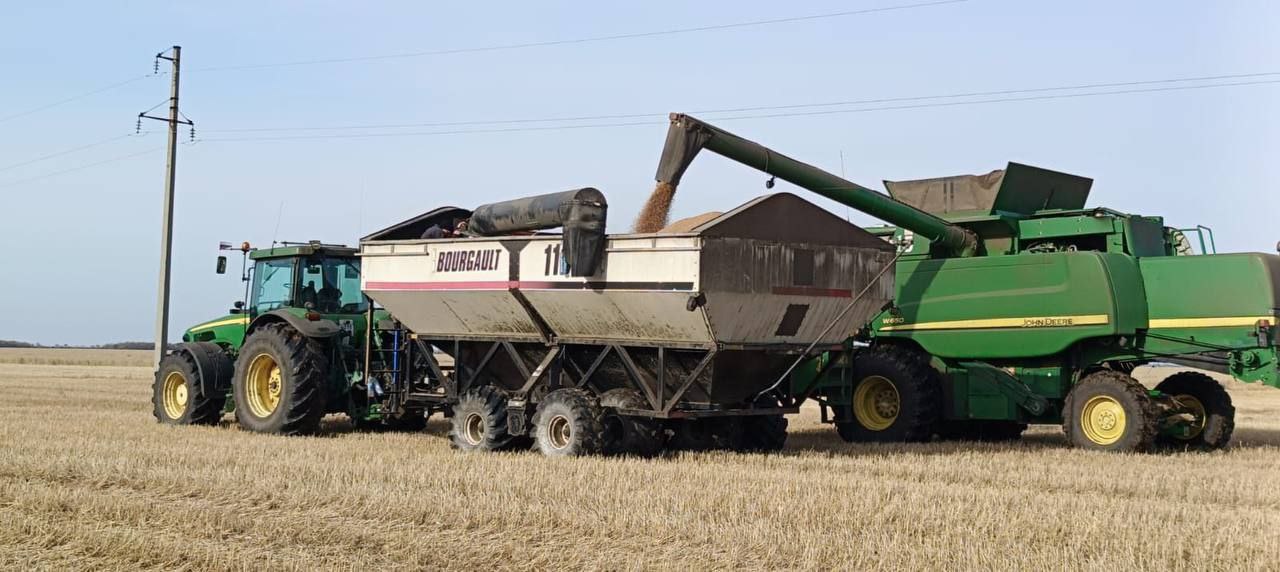 Омские аграрии несмотря на все трудности собрали более 3 8 млн тонн зерна Обмолочено свыше 1 7 млн гектаров зерновых и зернобобовых культур что составляет 91 от посевных площадей Как сообщил губернатор Омской области Виталий Хоценко уборочные работы полностью завершены в 7 районах области