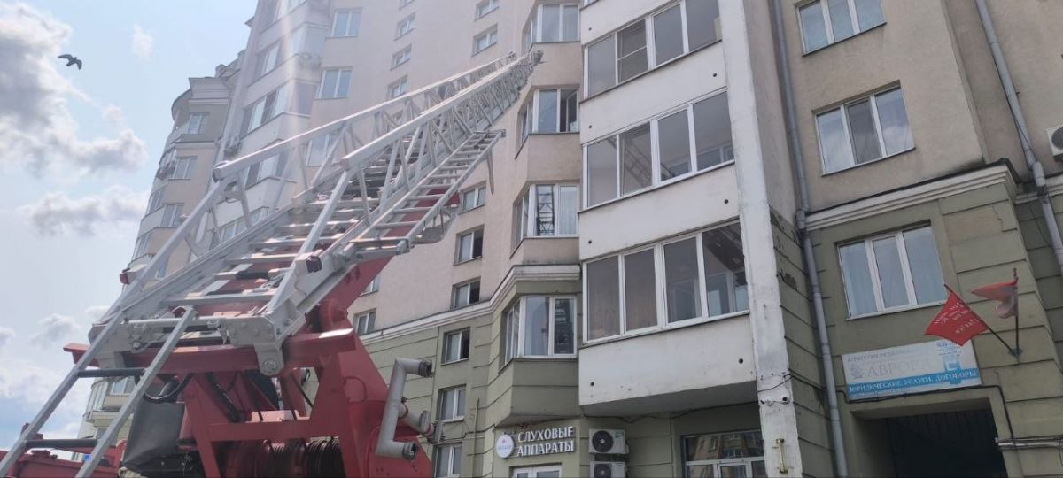 В Орле пожарные спасли малыша от падения с четвертого этажа В Орле на улице Максима Горького трехлетний ребенок едва не упал с подоконника четвертого этажа. Ему помогли вовремя подоспевшие спасатели. Подробности сообщили в пресс-службе МЧС региона. ↗ Прислать новость Подписаться