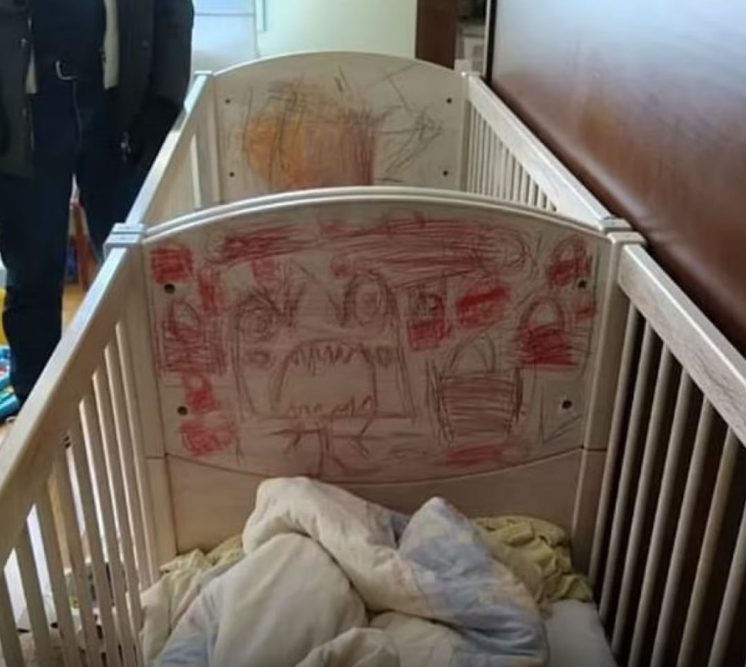 В Испании родители четыре года держали детей взаперти из-за боязни заразиться COVID-19 В 2021 году немецкая семейная пара арендовала дом, в котором постоянно были закрыты ставни. Снабжение семьи осуществлялось исключительно посредством доставки продуктов. После жалоб жильцов на слишком тихих соседей, полиция начала наблюдение — и заметила несоответствие между количеством зарегистрированных жильцов и объемом заказываемых продуктов. При посещении дома взрослые жильцы попросили полицейских надеть маски и держать дистанцию. Они сообщили, что в доме находятся трое детей, которые долгое время не выходили на улицу. Когда полицейские увидели детей, те были сразу в нескольких масках. Несмотря на возраст, каждый из них носил подгузник. Когда детей вывели на улицу, они были растеряны, разглядывали газон и гладили траву. Дети находились в изоляции с 2021 года, не посещали школу, проживали в антисанитарных условиях, и были лишены свободы передвижения из-за страха родителей перед COVID-19. Сейчас родители арестованы, а дети находятся под опекой социальных служб и получают необходимую медицинскую и психологическую помощь. #испания #вирусы #дети