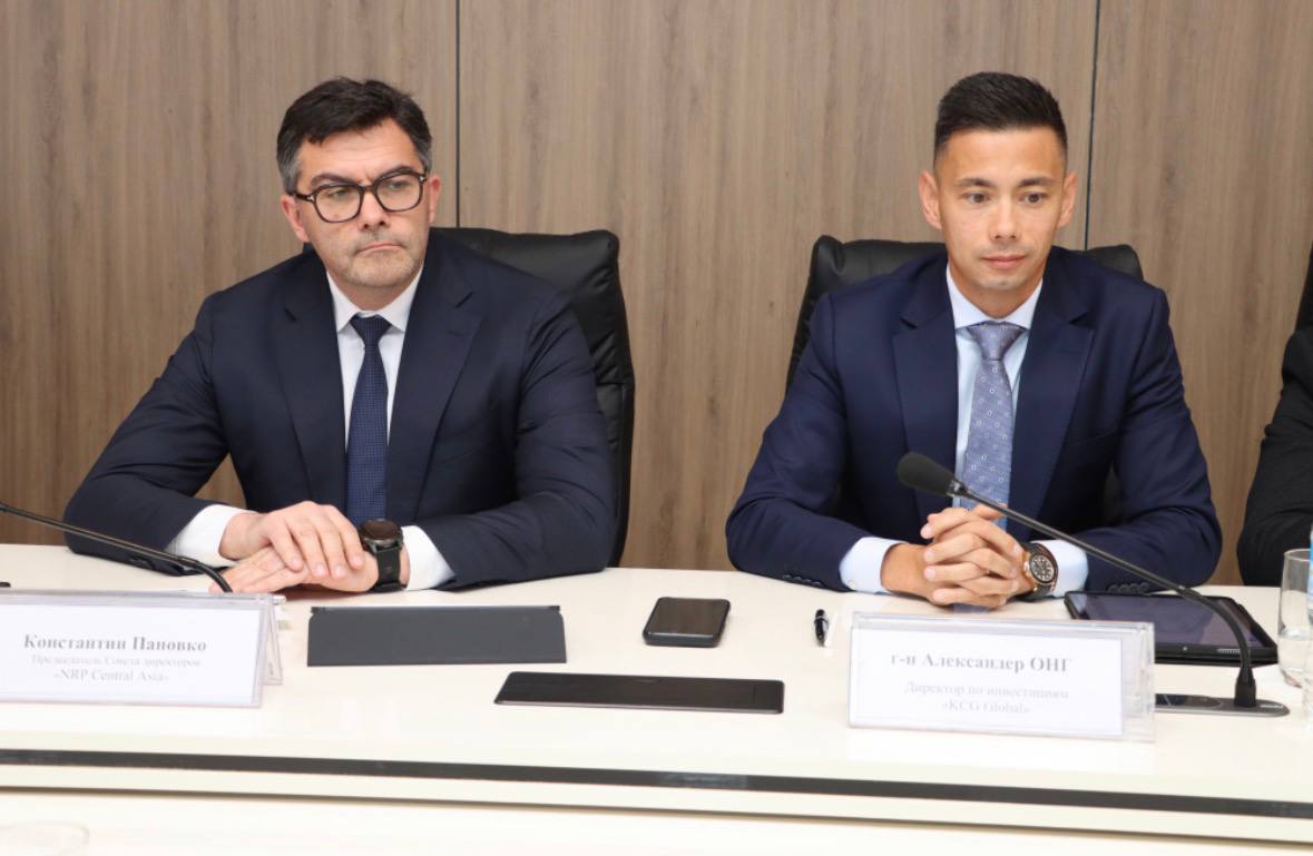 Министр энергетики Таалайбек Ибраев встретился с руководством консорциума компаний GPRC NRP и KCG Константином Пановко и Александром Онгом Предложил им построить тепловые электрические станции ТЭС на базе угольных месторождений Кыргызстана так как у них есть такой опыт Руководство консорциума согласилось построить три ТЭС мощностью по 350 МВт каждая с общей установленной мощностью 1 050 МВт с применением технологий чистого угля в соответствии с международными стандартами Но сначала исследую месторождения и качество угля включая зольность влажность выход летучих веществ содержание серы и фосфора а также калорийность