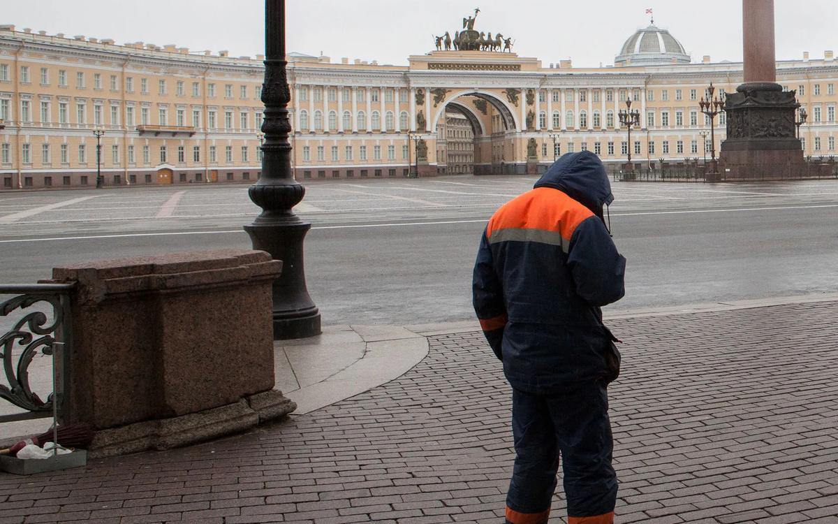 Зарплата дворников в Петербурге вырастет до 65 тысяч рублей в 2025 году.  С января 2025 года зарплата дворников в Санкт-Петербурге составит 59 946 рублей, а с июля — 65 235 рублей. О повышении выплат для сотрудников коммунальных служб сообщил председатель Жилищного комитета Денис Удод.  Также увеличатся зарплаты механизаторов. С начала года они будут получать 93 174 рубля, а с июля сумма вырастет до 98 997 рублей.  Питер Онлайн