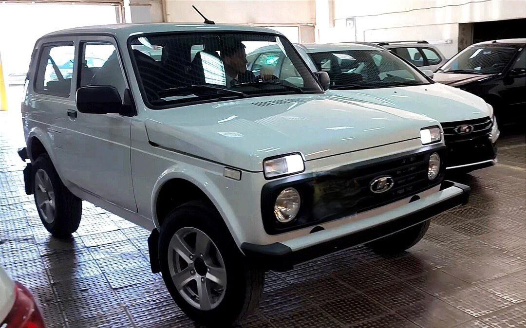 АвтоВАЗ поднял цены на «обновлённые» Lada Niva Legend — теперь они стоят дороже 1 млн рублей. Внедорожник в комплектации Classic с белыми фарами подорожает на 38 тысяч рублей, а в версии Luxe — на 7 тысяч рублей. Так, минимальная стоимость Нивы вырастет до 1 019 000 рублей и впервые превысит «миллионную» отметку.