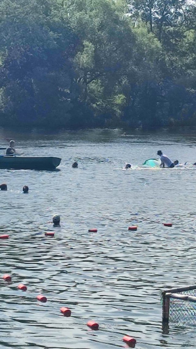 Спасение детей на пляже «Здоровье»: водолазы предотвратили трагедию Во время рейда спасатели заметили перевёрнутую лодку и подростков, которые барахтались рядом с ней. Дети, играя в воде, переворачивали лодку и прыгали с неё, что создавало серьёзный риск для их безопасности. Водолазы оперативно отреагировали: они перевернули лодку, усадили всех детей внутрь и доставили их на берег. После этого провели с подростками профилактическую беседу о правилах поведения на воде. Важно отметить, что рядом с детьми не было взрослых, и они пришли на пляж одни. Вести-Курск. Только проверенная информация Прислать новость