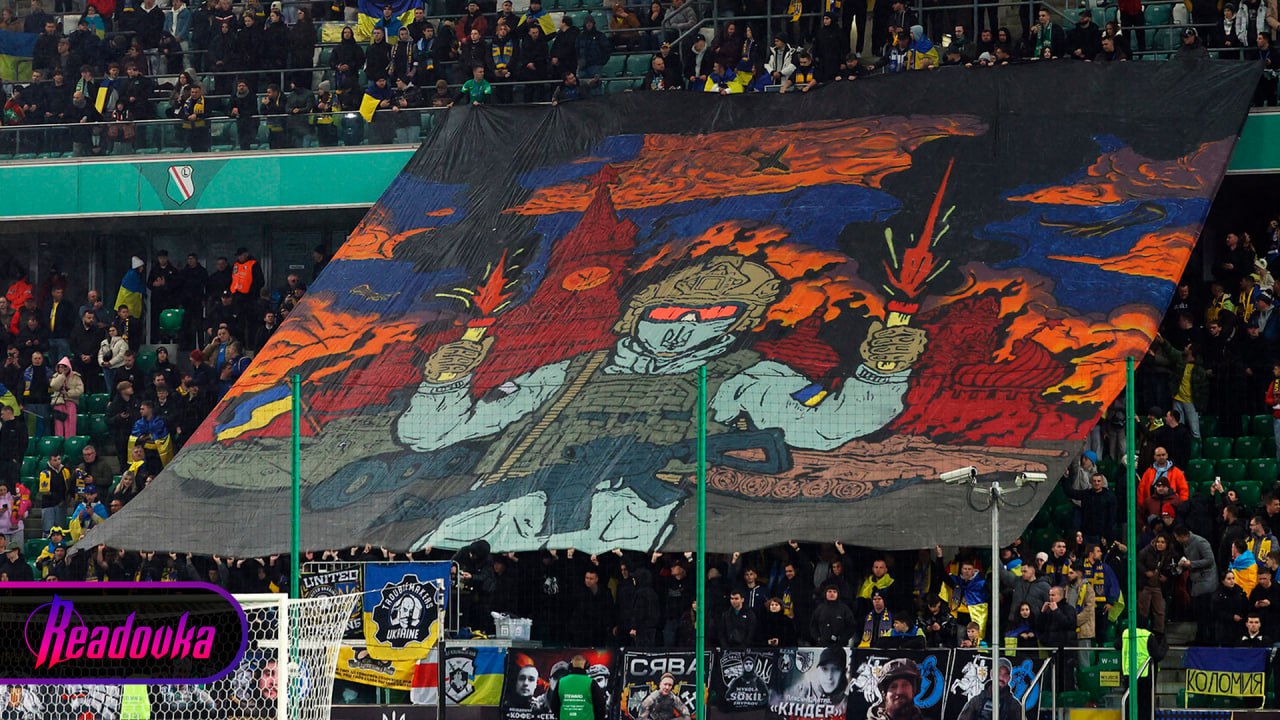 УЕФА оштрафовал Украину за оскорбления России УЕФА предъявили Украине штраф суммой в 30 тыс евро около 2 6 млн рублей за высказывания на баннерах украинских фанатов которые те вывесили на матче квалификации ЧМ 2026 с Исландией и во время игры с Боснией и Герцеговиной на Евро 2024 На плакатах Россию назвали террористическим государством что УЕФА сочли провокацией сообщают украинские СМИ Подписывайся на Голос страны в МАХ