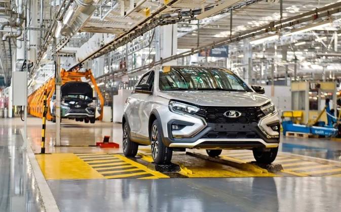 АвтоВАЗ возобновил производство автомобилей после 11-дневной паузы В период корпоративного отпуска с 1 по 11 мая на предприятии проводились работы по профилактике и модернизации оборудования. Всего их было выполнено более 9 тыс. на сумму более 220 млн руб. Кроме того, во время отпуска и майских праздников на предприятии осуществляли отгрузку ранее выпущенных автомобилей.