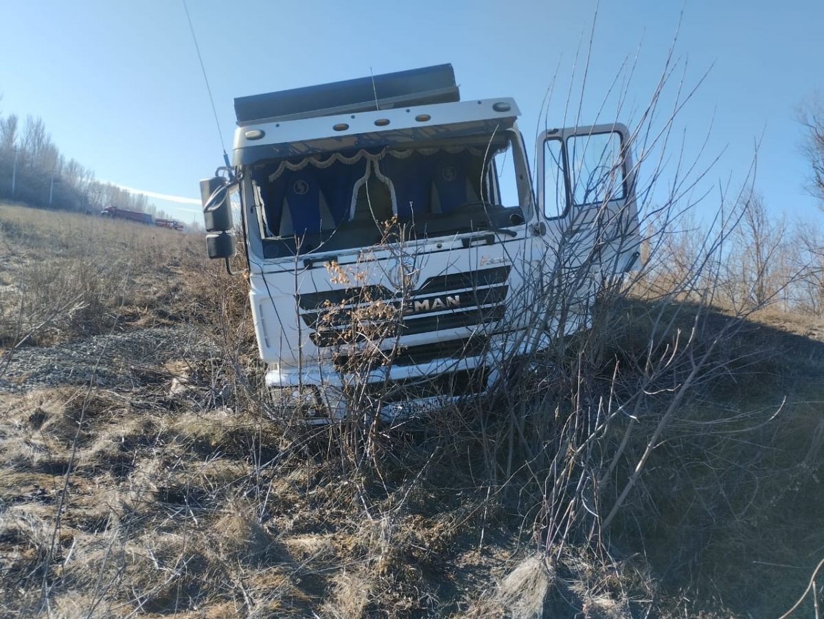 Большегрузы столкнулись на "встречке" в Воронежской области: пострадали двое     ДТП случилось на дороге из Павловска в Бутурлиновку. Один из грузовиков выехал на встречную полосу. Известно, что обоих водителей с травмами доставили в больницу.  ↗  Прислать новость   Подписаться