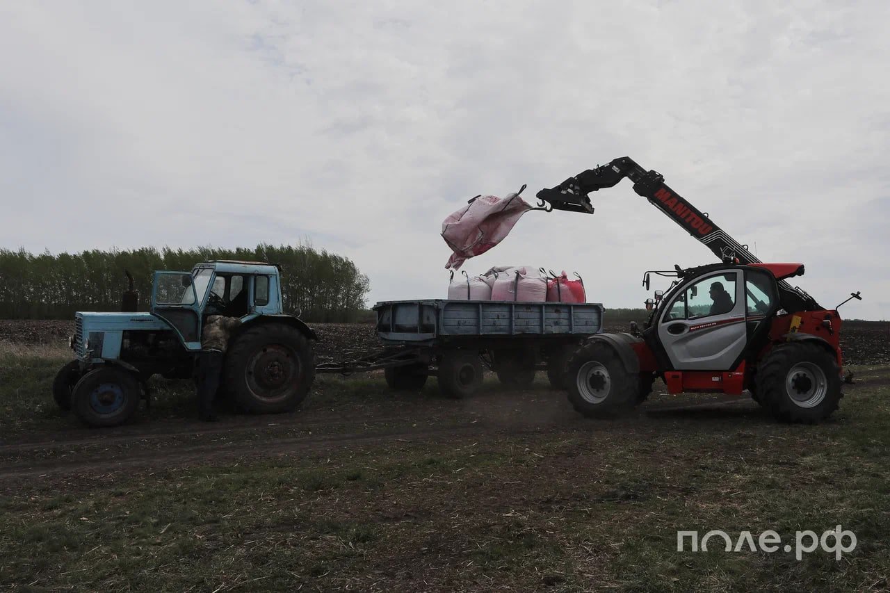 Свежая статистика от Росстата за 11 месяцев 2024 года:    Производство удобрений выросло на 9,1%, до 25,7 млн тонн в пересчете на 100% питательных веществ.    Выпуск тракторов снизился на 6,7% – до 7,3 тыс. единиц. Также снижение год к году показало производство сеялок.