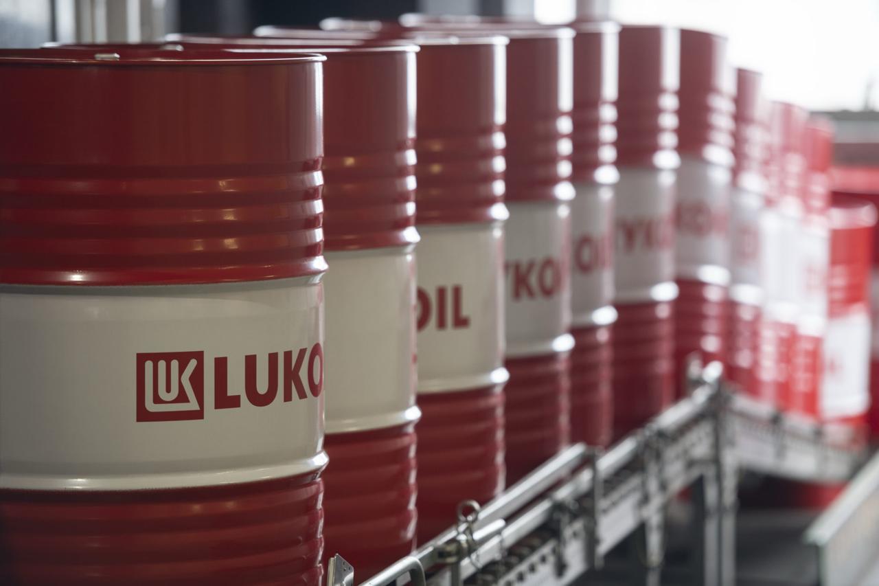 Бывший владелец Pornhub заинтересовался покупкой зарубежных активов Лукойла Бернд Бергмайр экс владелец мажоритарного пакета акций компании MindGeek которой в том числе принадлежит Pornhub проявил заинтересованность в приобретении Lukoil International GmbH пишет Reuters C этой идеей он обратился в Минфин США Лукойл распродает свои зарубежные активы на фоне введенных Соединенными Штатами санкций