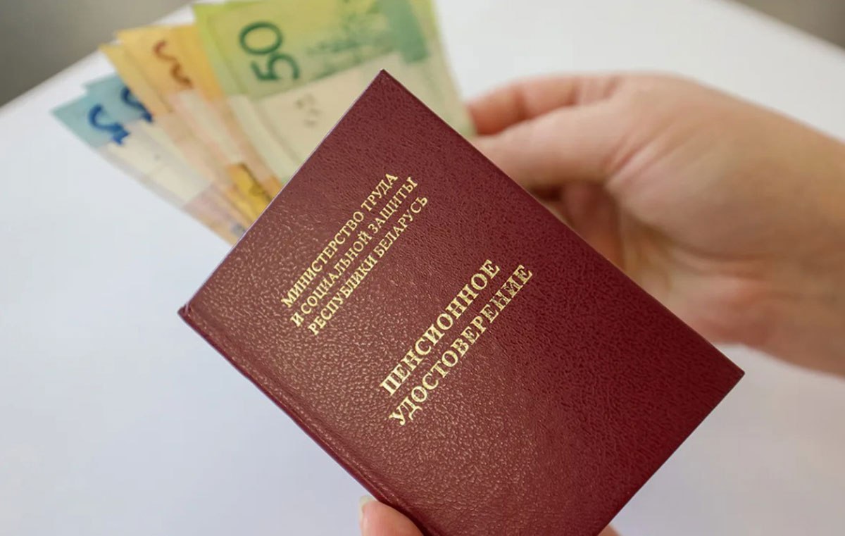 Установлены новые размеры доплат к пенсиям, положенные белорусам старше 75 лет С 1 августа «возрастные» доплаты к пенсиям увеличатся из-за изменения значений бюджета прожиточного минимума. Их получают более 540 тысяч жителей страны. В общей сложности эти выплаты вырастут на 5,4% в двух возрастных группах и будут выглядеть следующим образом: от 75 до 79 лет – 91,45 рубля, при наличии инвалидности 1 группы – 213, 38 рубля; от 80 лет и старше с учетом надбавки на уход – 182,9 рубля, а при наличии инвалидности I группы – 243,86 рубля. Согласно оценке Министерства труда и социальной защиты расходы на «возрастные доплаты» в 2025 году составят около 870 млн. рублей.