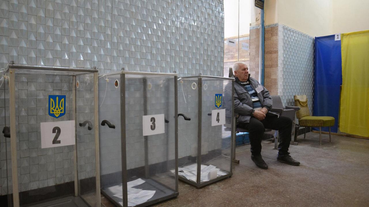Предпосылок для проведения выборов на Украине на данный момент нет признал зампредседателя ЦИК Военное положение в стране сохраняется что не позволяет провести выборы по закону В украинском бюджете на следующий год средства на выборы не предусмотрены пояснил Сергей Дубовик