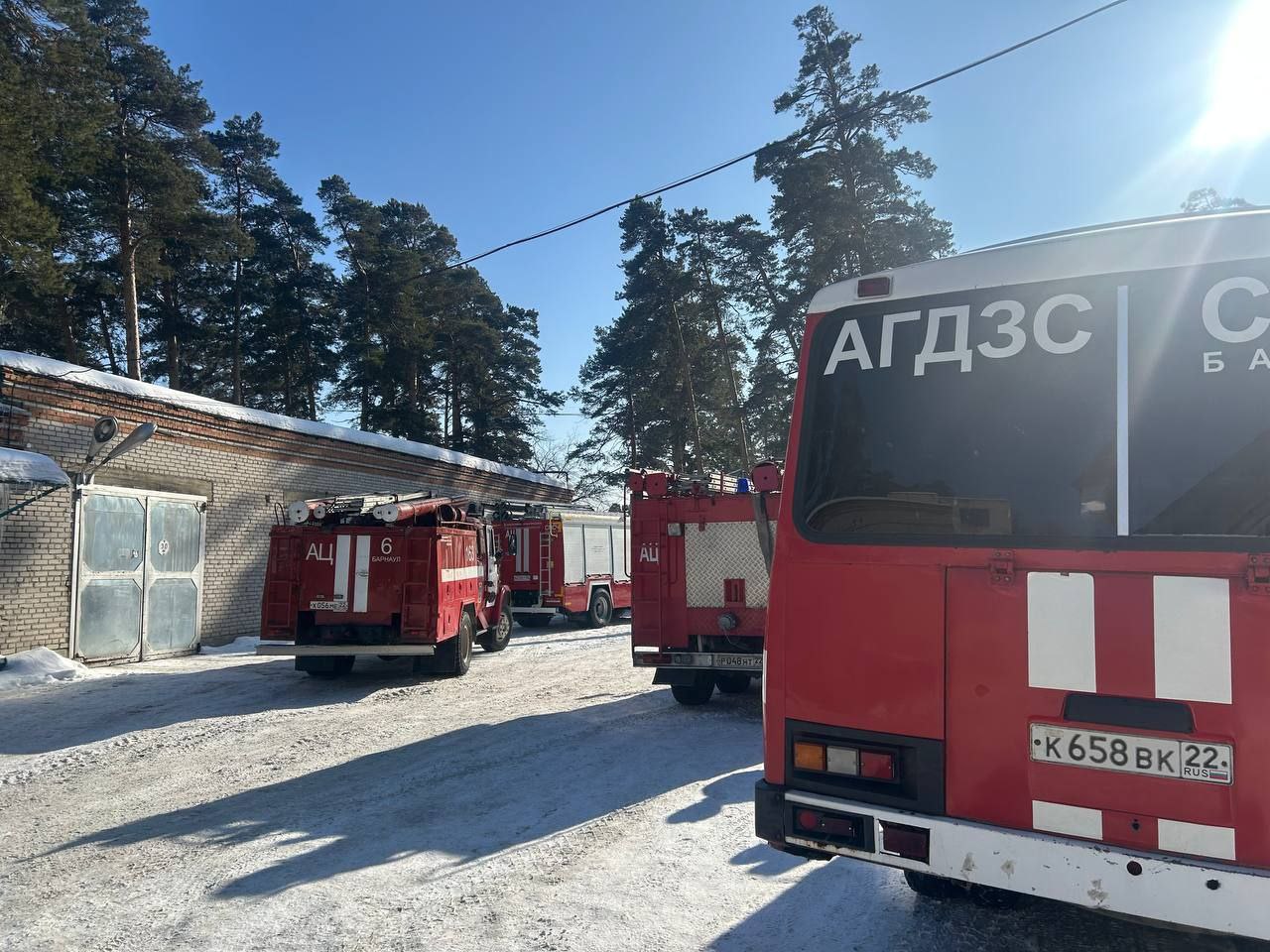 Прямо сейчас в здании ГТРК «Алтай» проходят масштабные учения спасателей МЧС. Сотрудники телерадиокомпании эвакуированы, проводится искусственное задымление помещений. Во дворе работает спецтехника.  Фото: Анна Шелехова.