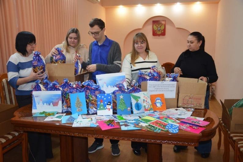 Ребят из Муратовской школы Новоайдарского округа ждут подарки и поздравления из Уваровского округа Тамбовской области Жители Тамбовской области активно включились в работу по сбору и отправке новогодних сюрпризов для подшефного Новоайдара Так ученики Уваровского округа сделали праздничные открытки для своих сверстников из Муратовской школы Новоайдарского округа ЛНР Они уже не первый год готовят поздравления для своих друзей