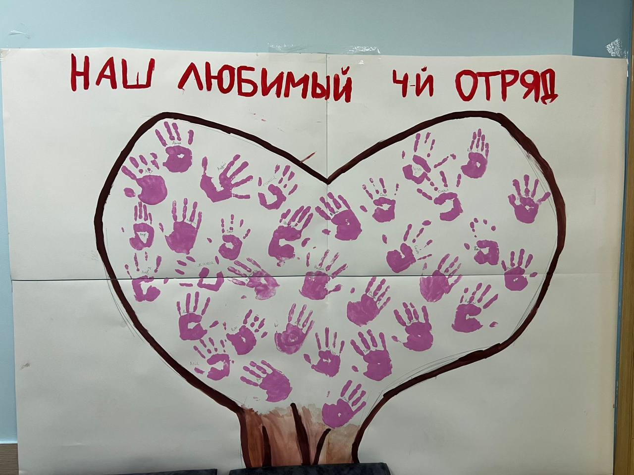 Вчера в рамках мониторинга безопасности мест детского отдыха мой аппарат совместно с руководителем Штаба общественной поддержки партии «Единая Россия» Сахалинской области Денисом Рздобреевым, представителями регионального отделения РЖД, МЧС и администрации г. Южно-Сахалинска посетил гимназию № 3 города Южно-Сахалинска. В связи с началом второй смены лагеря осмотрели благоустройство уличной территории, детских площадок и организации питания. Замечания по итогам проверки были минимальными, руководство гимназии оперативно приступило к их устранению. Сотрудник МЧС провел для ребят познавательную лекцию о безопасности в летний период. Ребята активно участвовали в диалоге, поразив членов рабочей группы хорошими знаниями правил безопасности и ответственным отношением к своему здоровью. Уверена, что такие встречи формируют культуру безопасности и помогают детям правильно действовать в сложных ситуациях.