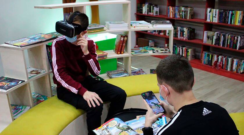 Минкультуры РФ планирует открыть еще 16 модельных библиотек нового поколения в Донбассе и Новороссии в 2026 году Об этом сообщает Министерство культуры РФ Благодаря участию в федеральном проекте Семейные ценности и инфраструктура культуры национального проекта Семья в этом году в Донбассе и Новороссии распахнут двери 16 модельных муниципальных библиотек Федеральное финансирование проекта составит 54 45 млн руб Проект позволит не только привлечь больше читателей но и значительно улучшить материально техническую базу библиотек а также интегрировать их в общее культурное пространство страны В ходе переоснащения по модельному стандарту будут проведены ремонтные работы закуплено современное оборудование и удобная мебель молодежь Мы в MAX Фото Global Look Press