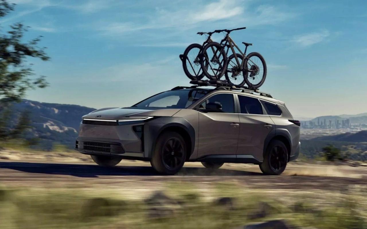 Toyota представила универсал bZ Woodland  Внешне автомобиль напоминает другой электрический кроссовер марки — bZ4X, а также все модели серии bZ. С ними универсал особенно роднит передняя часть. По своему форм-фактору новинка похожа на Subaru Outback — у нее тоже присутствуют пластмассовые элементы защиты кузова.  Универсал создан на платформе e-TNGA и оснащен двумя электромоторами общей мощностью 380 л.с. Разумеется, доступен и полный привод с системой X-Mode и функцией контроля сцепления с дорогой. Заявленный запас хода составляет 418 км, а зарядить машину с 10 до 80% можно за 30 минут.  Официальные цены на новинку пока не объявлены, так как полноценный дебют намечен на 2026 год, однако Carscoops предполагает, что bZ Woodland будет стоить дороже, чем bZ4X, который можно купить по цене от $41 тыс.  около 3,29 млн руб. .