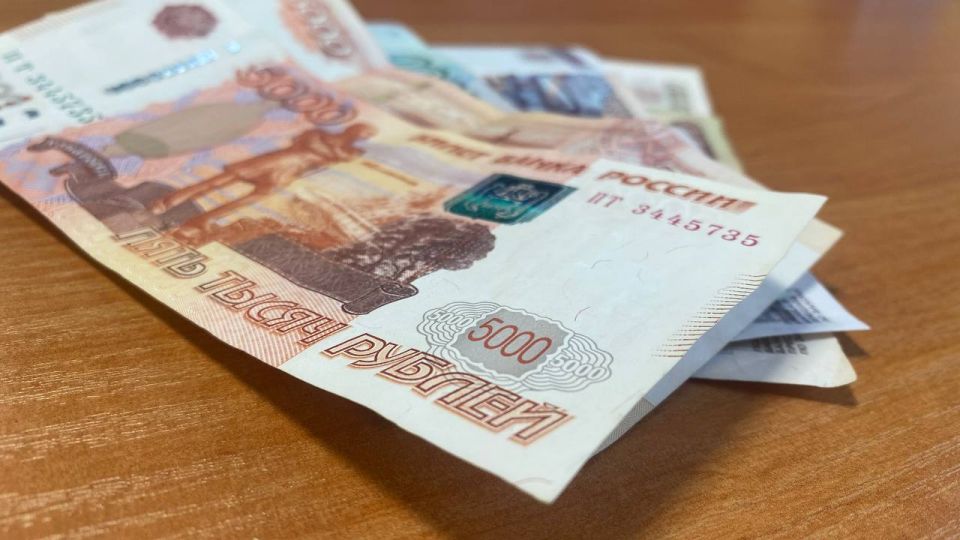Сенатор Епифанова рассказала, кого ждёт повышение пенсии в июле ⁠ Четверг, 26 июня. «Крым 24».Пенсионерам, которым в июне исполнилось 80 лет, в июле автоматически удвоят фиксированную часть страховой пенсии — с 8907,70 до 17 815,40 рубля. Об этом в беседе с RT рассказала сенатор Ольга Епифанова.  Она также подчеркнула, что данная прибавка касается только страховой пенсии по старости, то есть для её получения не требуется подавать никаких заявлений отдельно.  «К тому же пенсионерам с оформленным уходом добавят 1314 рублей, а за иждивенцев положены выплаты от 11 876 до 17 815 рублей в зависимости от их числа, с учётом районных коэффициентов в северных регионах»,В — уточнила парламентарий.  Помимо этого, как добавила Епифанова, пенсионерам, которые прекратили работать в июне 2025 года, п...  Подробнее>>>