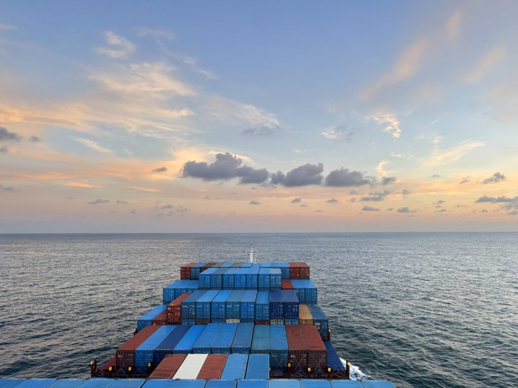 Новое судно на линии FESCO Indian Line West   seanews ru 2026 02 05 ru novoe sudno na linii fesco indian line west Транспортная группа FESCO увеличила на 20 контейнерную вместимость флота на линии FESCO Indian Line West FIL W связывающей Новороссийск с портами Индии и Объединённых Арабских Эмиратов до 3 700 TEU Как сообщили SeaNews в компании рост обеспечен за счёт ротации судов В рамках развития сервиса на линию введён контейнеровоз вместимостью 1 700 TEU который заменил судно