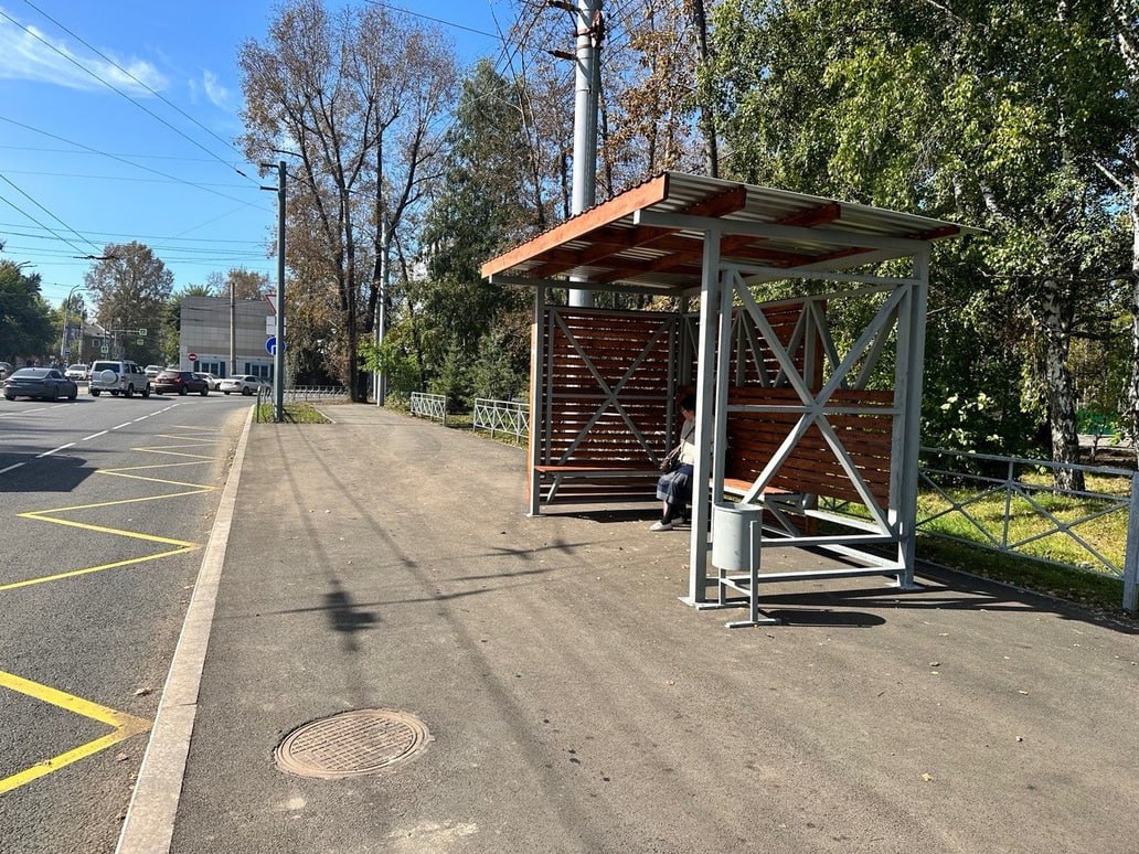 Иркутск меняет остановки Опять В городе появятся новые автобусные остановки На их установку из городского бюджета выделили 3 5 миллиона рублей Павильоны появятся до конца 2025 года на остановках Свердловский рынок Садоводство ДОСААФ Центральный рынок Ботанический сад Юридический институт Пискунова и Захарова Напомним в ноябре 2023 года на улицах Академической и Захарова уже устанавливали новые остановки Дизайн павильонов скопировали с остановок австралийского города Нуса курортного местечка с субтропическим климатом и пляжами Иркутяне тогда заценили дырявые павильоны которые не защищают ни от метели ни от ветра Главное чтобы новые были хотя бы со сплошными стенами