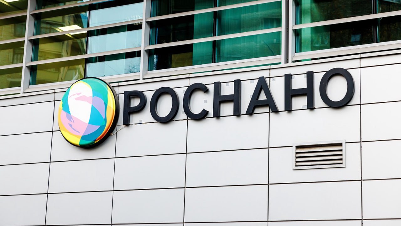 Дело экс-директора «Роснано» прекращено С Андрея Горького взыскано более 607 млн рублей ущерба. «Уголовное дело и уголовное преследование в отношении Горькова Андрея Владимировича… прекратить в связи с истечением срока давности уголовного преследования, освободив Горькова Андрея Владимировича от уголовной ответственности», – следует из материалов дела. Суд отменил подписку о невыезде и обеспечительные меры в отношении активов Горькова и недвижимости его родственников. Напомним: Горьков был арестован 11 июня 2017 года По версии следствия, топ-менеджер «Роснано» с 2011 по 2013 год размещал деньги корпорации в «Смоленском банке» в размере от 460 до 740 млн рублей под видом расчетно-кассового обслуживания Подпишитесь на «Абзац» Добавьте «Абзац» в ленту «Дзена»