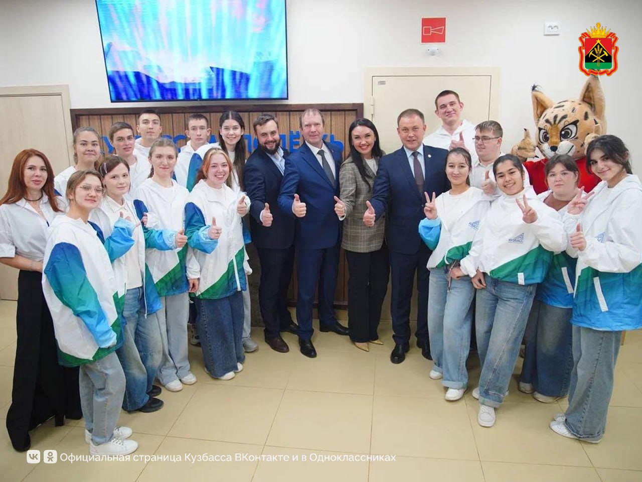 В Кемерове заработал новый центр Кузбасс Молодёжь по нацпроекту Молодёжь и дети  Здесь собрались юные спасатели блогеры биологи художники и другие объединения Молодёжные команды могут использовать инфраструктуру центра для реализации своих проектов Губернатор Кузбасса Илья Середюк обсудил с ребятами концепцию развития центра и осмотрел ключевые площадки В арт мастерской представили портреты пейзажи и керамику в коворкинге продемонстрировали социальные инициативы студентов Центр станет точкой сборки активной молодёжи региона для воплощения идей в жизнь