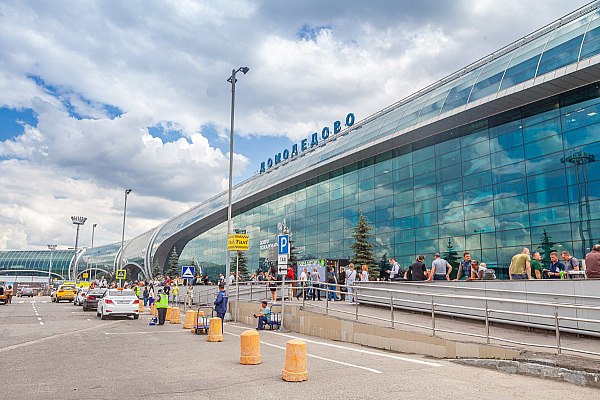Мособлдума ввела штрафы за нелегальное предложение услуг такси в аэропортах  Мособлдума в ходе заседания приняла закон об установлении штрафов за предложение услуг такси в аэропортах Московской области вне специально отведенных для этого мест. Об этом сообщает Агентство городских новостей «Москва» со ссылкой на данные на сайте регионального парламента.  «Такое решение было принято для того, чтобы пассажиры не сталкивались с нелегальными перевозчиками и навязчивыми «зазывалами», а заказ такси был безопасным и удобным – только через официальные точки. Как правило, таксисты-частники не проходят медосмотры, а машины – технические предрейсовые осмотры. Кроме этого, зачастую поездки на нелегальных такси стоят в разы дороже», – заявил председатель Мособлдумы Игорь Брынцалов.  aviaru.net/n286151