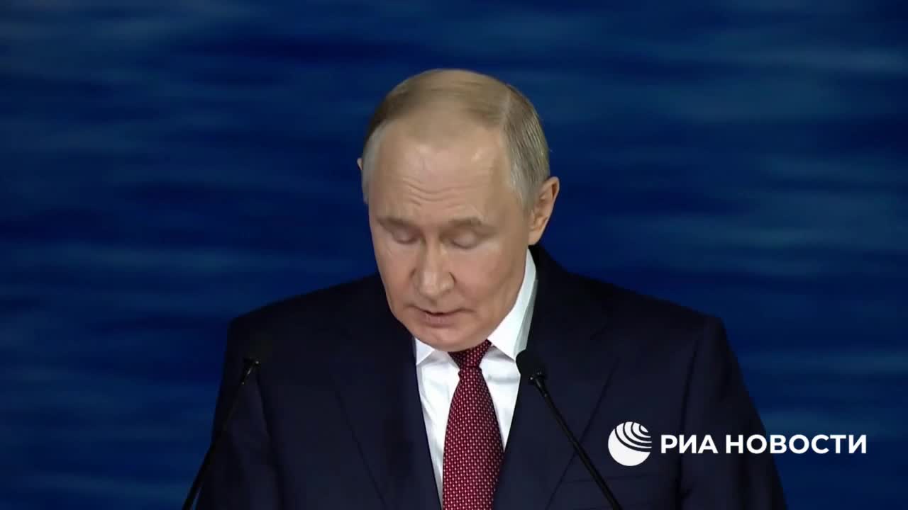 Путин подчеркивает необходимость перехода к экономике высоких зарплат в России