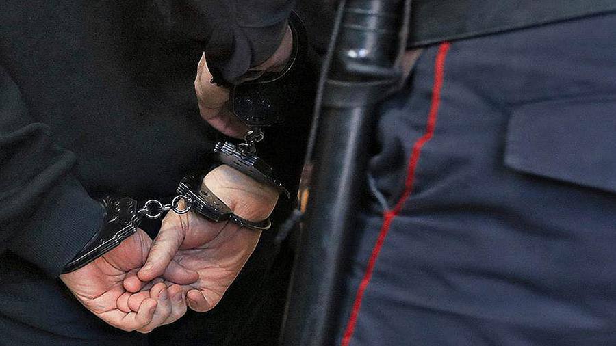 Троих казанцев обвиняют в заказном убийстве, совершенном более четверти века назад По данным следствия, казанец приревновал девушку и заказал убийство своего соперника за 3 тысячи долларов. Организовать преступление помог один из лидеров банды «Хади Такташ». Как сообщает прокуратура Татарстана, мужчина был убит двумя выстрелами в голову возле гаража в Казани в январе 1999 года. Один из обвиняемых уже отбывает пожизненное заключение за совершение других тяжких преступлений, а исполнитель убийства скончался из-за болезни. Уголовное дело направлено в суд для рассмотрения. Подпишитесь: