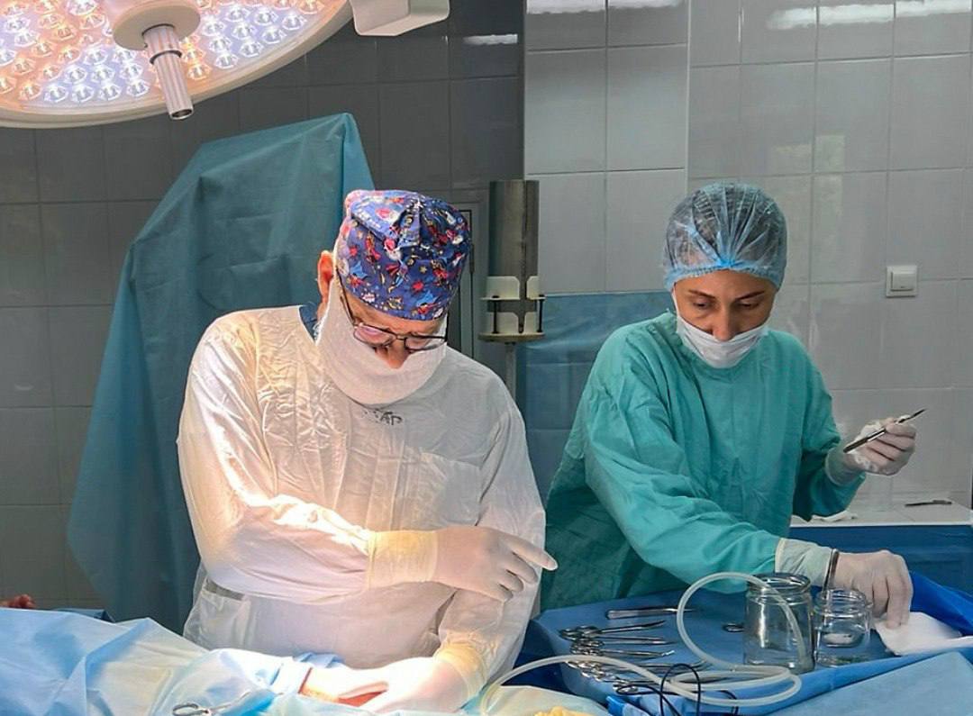 Спасли почку за час В Находке спасли мотоциклиста которому после ДТП угрожала опасная травма разрыв почки Мужчину доставили в местную больницу с сильными болями в боку обширными гематомами и переломом руки Врачи провели КТ и ультразвуковое обследование которое выявило признаки внутреннего кровотечения из почки ситуация требовала немедленного реагирования За жизнь пострадавшего боролись уролог хирург и анестезиолог Операция длилась около часа врачи смогли ушить разрыв остановить кровотечение и удалить скопившуюся кровь Уже на восьмой день пациент пошёл на поправку и был выписан домой а восстановление продолжит в поликлинике Фото nakhodkagb dvved