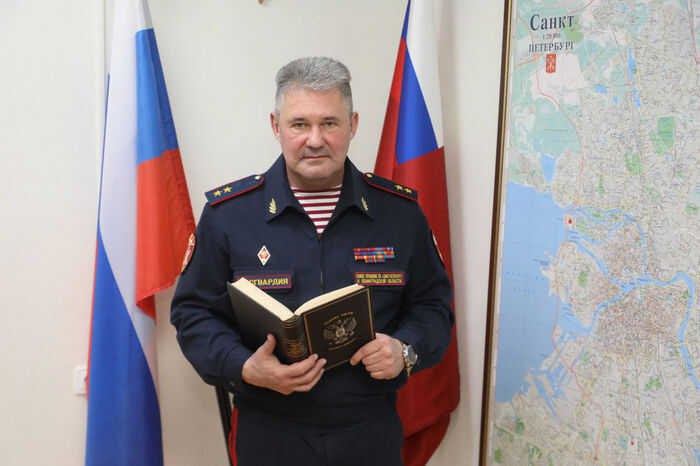 Глава петербургской Росгвардии уволен за провал и массовый кадровый кризис прямо на видеоконференции  Генерал-лейтенант Андрей Тарасов, руководивший Главным управлением Росгвардии по Санкт-Петербургу и Ленинградской области с осени 2022 года, был снят с должности в прямом эфире видеоконференции с высшим руководством ведомства. Вместе с ним в одночасье уволили ещё пятерых руководителей территориальных подразделений и около десяти командиров.  Причины — вопиющие. По данным источников внутри Росгвардии, Тарасов полностью провалил организацию службы, особенно в ключевых подразделениях ОМОН «Бастион» и «Балтика», а также в управлении Вневедомственной охраны  УВО , где кадровый голод достиг критической отметки. Начальник УВО Дмитрий Коротуненко также был смещён.  Ситуация в историческом центре Петербурга — катастрофическая. ОМОН и УВО буквально теряют сотрудников массово: увольнения идут лавиной, а оставшиеся люди несут службу в экстремальных условиях, месяцами ночуя в подразделениях без возможности видеть семьи. Источник называет это «дикой нехваткой», а условия — «рабским трудом».  Очевидно, что под руководством Тарасова служба превратилась в хаос с кадровым штатом, который стремительно сокращается, а проблемы замалчиваются и накапливаются. Такое управление не только подрывает боеспособность ведомства, но и ставит под угрозу безопасность всего города.  Временный начальник стал первый заместитель Тарасова — генерал-майор Дмитрий Очеретяный. Вопрос, удастся ли ему реанимировать упавшее ведомство, остаётся открытым, учитывая, что системные проблемы уходят корнями в прежнее руководство.  Источник: СЛЕДКОМ