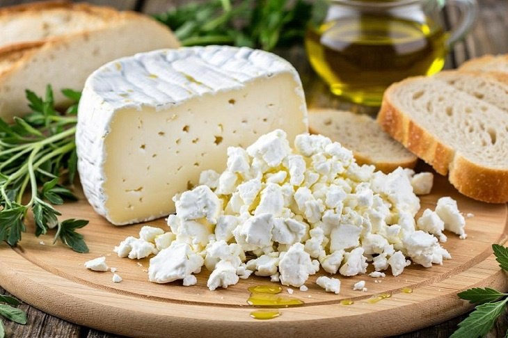 В Волгоградской области за год из продуктов питания больше всего подорожал сыр По данным волгоградского отделения банка РФ рост стоимости по состоянию на август по сравнению с аналогичным месяцем прошлого года составил 19 79 Масло и жиры по темпам подорожания оказались на втором месте 18 48 Стоимость молока и молочных продуктов увеличилась на 16 17 А вот заметнее всего за год подешевели яйца Цены на них снизились на 33 14 Из непродовольственных товаров больше всего за период с августа 2024 по август 2025 года подорожали печатные изделия на 11 35 Автомобильное топливо в свою очередь стало стоить больше на 9 29 а сигареты на 6 14 Самыми подешевевшими в категории непродовольственных товаров стали персональные компьютеры За год цены на них снизились на 9