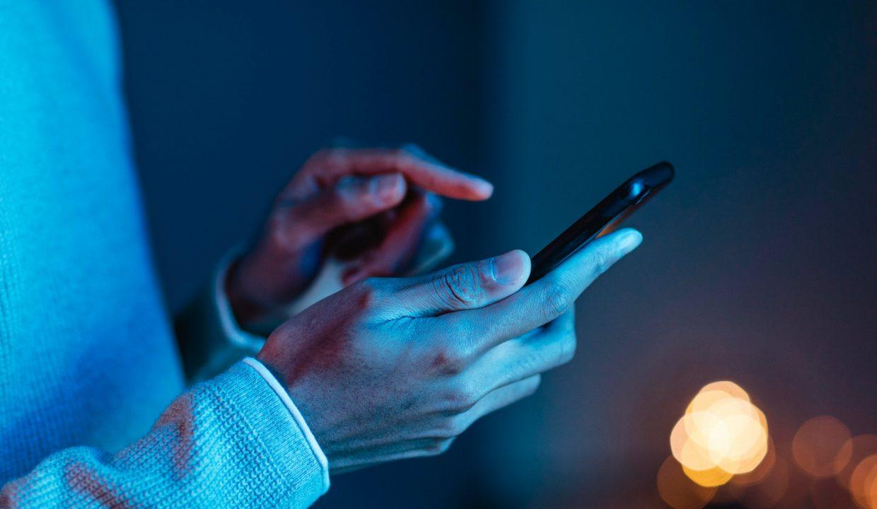 Депутат Даванков предложил ввести штрафы за отправку интимных фото без согласия получателя Всё больше женщин жалуются на нежелательные сливы как в личных сообщениях так и через беспроводные сервисы в общественных местах Такие случаи вызывают у них серьёзный стресс но большинство не идёт в полицию Кто то считает уголовную статью слишком тяжёлой мерой а кто то не верит что виновника реально привлекут Сейчас подобные эпизоды могут квалифицироваться как распространение порнографии однако для этого требуется сложная экспертиза а само уголовное преследование нередко выглядит чрезмерным для разовой отправки   www iphones ru 1347761 новости iphonesru