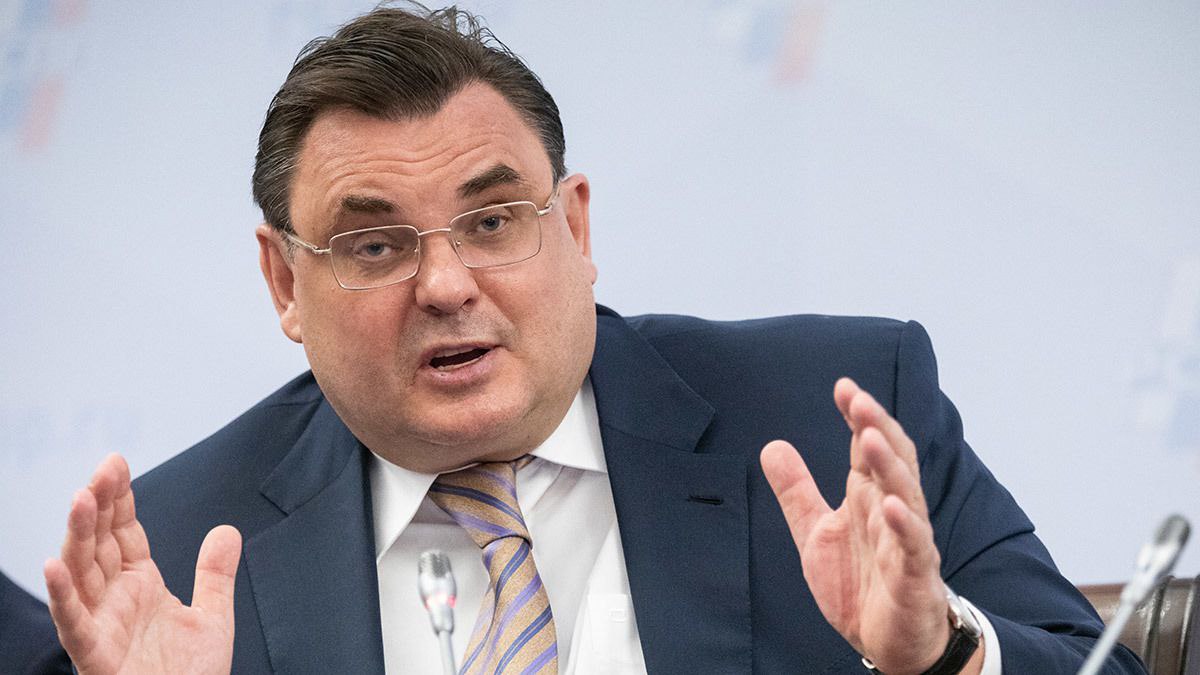 Министр юстиции Чуйченко призвал «вправлять мозги» парам, которые решили развестись. Это нужно вводить на законодательном уровне. «Мне кажется, на уровне закона нужно вводить обязательную медиацию, прежде всего, по семейным делам. Почему, так сказать, людей, которые решили расторгать брак, не отправлять к умному, опытному медиатору, который, может быть, им мозги вправит, и таким образом семья будет сохранена», - сказал Чуйченко на ПМЭФ.
