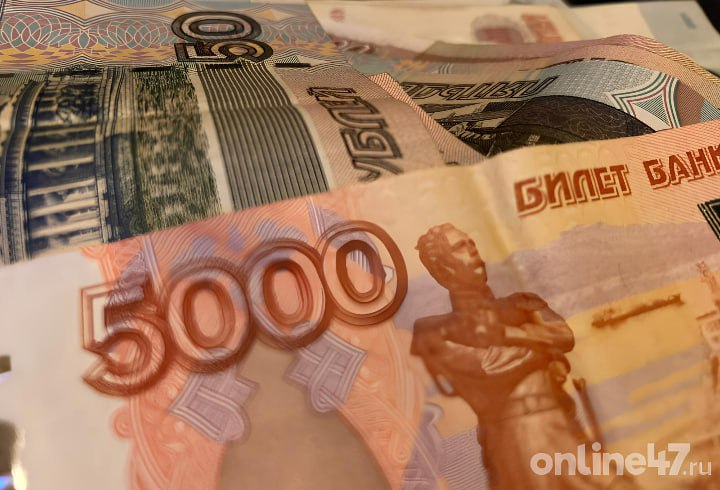Жители Петербурга и Ленобласти за первое полугодие 2025-го выиграли в лотерею более 2 млрд рублей  Компания «Столото» подвела итоги своей деятельности в Санкт-Петербурге и Ленинградской области за первое полугодие 2025 года. За этот период было разыграно более 2,18 миллиарда рублей призового фонда в государственных лотереях от «Столото». Это второй результат по количеству миллионеров после Москвы. Всего в регионе появилось 44 человека, выигравших миллионные призы.  Общая же сумма разыгранного призового фонда в государственных лотереях от «Столото» в России в первом полугодии 2025 года составила более 35,5 млрд рублей — участники выигрывали более 5,9 млрд рублей ежемесячно или почти 200 млн в день.  По общей сумме выигрышей Москва, Санкт-Петербург и Краснодарский край тоже находятся в лидерах, здесь жители традиционно чаще участвуют в лотереях, а значит – чаще выигрывают.  Также житель Ленобласти выиграл в лотерее одну из рекордных за первое полугодие 2025-го сумм - почти 55 млн рублей.    Online47 — Всё о Ленобласти и не только