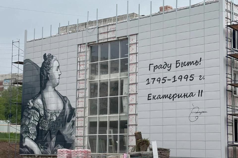 Фасад гимназии № 60 в Луганске украсят исторические муралы Фасад гимназии № 60 имени 200-летия Луганска будет оформлен муралами, посвящёнными истории города, сообщила временно исполняющая полномочия главы Луганска Яна Пащенко в своём Telegram-канале. По её словам, после реконструкции обновлённое здание гармонично впишется в архитектуру жилого массива и станет украшением района. "После завершения реконструкции обновленное здание учебного заведения очень хорошо впишется в архитектуру жилого массива, став украшением этой части города", - написала Пащенко.