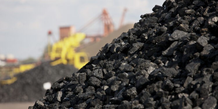 BHP закроет угольную шахту в Австралии Крупнейшая в мире горнодобывающая компания BHP приостановит работу угольной шахты Saraji South в австралийском штате Квинсленд Мера запланированная на ноябрь 2025 г приведет к увольнению 750 человек Шахта является активом BHP Mitsubishi Alliance ВМА совместного предприятия BHP и Mitsubishi которое является крупнейшим экспортером коксующегося угля в Австралии Компания была вынуждена пойти на закрытие шахты из за падения мировых цен и высокой налоговой нагрузки в 2025 финансовом году эффективная налоговая ставка для ВМА достигла 67 размер выплаченных роялти и других налоговых отчислений в восемь раз превысил чистую прибыль альянса RCC