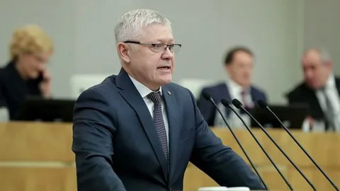 В Госдуму внесли пакет законопроектов направленных на улучшение системы декларирования доходов чиновников сообщил депутат Василий Пискарев Одно из положений подразумевает отмену ежегодной подачи чиновниками декларации о доходах их предлагается составлять только при возникновении конкретных оснований В ноябре Известия писали со ссылкой на данные МВД что ущерб от экономических преступлений в России стал максимальным с 2022 года jkinvest news jkinvest