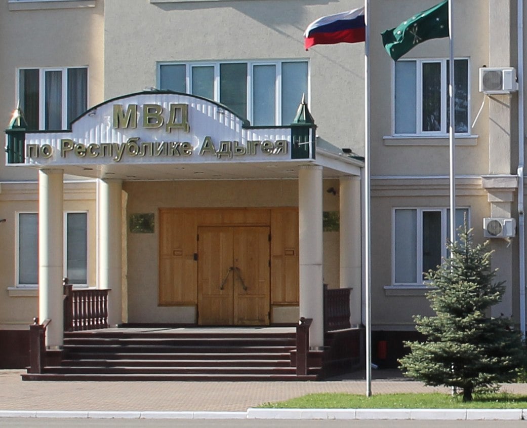 Сотрудниками правоохранительных органов установлен 25-летний житель Майкопского района, подозреваемый в незаконном обороте платежных средств. Сотрудниками отделения экономической безопасности и противодействия коррупции отдела МВД России по Майкопскому району, совместно с коллегами из регионального управления ФСБ России, при проведении оперативно-разыскных мероприятий выявлены факты незаконного оборота платежных средств, совершенные 25-летним местным жителем. По данным оперативников, в 2024 году он оформил на свое имя расчетные счета в нескольких банках и получил возможность дистанционного банковского обслуживания, в том числе, заключения банковских операций и сделок с использованием информационно-коммуникационных технологий. Вступив в преступный сговор со своим знакомым, фигурант передал ему за вознаграждение имеющиеся электронные средства платежа и электронные носители информации с целью неправомерного осуществления приема, выдачи и перевода денежных средств. В дальнейшем, банковские счета мужчины были использованы злоумышленниками при совершении мошеннических действий в отношении жительницы одного из российских регионов. На них также поступали денежные средства, в отношении которых отсутствовали сведения об их назначении. В отношении подозреваемого следственным отделом по Майкопскому району СУ СК России по Республике Адыгея возбуждено уголовное дело по признакам преступления, предусмотренного частью 1 статьи 187 УК России «Неправомерный оборот средств платежей». Оперативное сопровождение расследования уголовного дела осуществляют сотрудники отделения экономической безопасности и противодействия коррупции отдела МВД России по Майкопскому району и регионального управления ФСБ России. В настоящее время устанавливаются обстоятельства совершения данного преступления, проводятся мероприятия по выявлению дополнительных эпизодов преступной деятельности фигуранта. Пресс-служба МВД по Республике Адыгея МВД по РА Подписаться Смотрите нас на Rutub