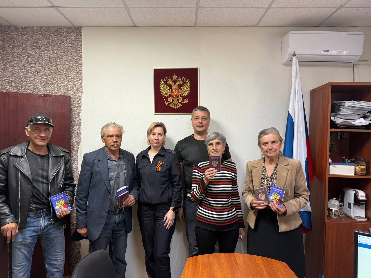  В Донецке полицейские вручили паспорта жителям Красногоровки Сотрудники отдела по вопросам миграции по обслуживанию Кировского района Донецка во взаимодействии с представителями Администрации городского округа Донецк оказали помощь в получении главного документа гражданам, эвакуированным из города Красногоровки. В торжественной обстановке граждане приняли Присягу, после чего начальник 5 отделения по обслуживанию Кировского района Донецка ОВМ УМВД России «Донецкое» Юлия Олейник и старший инспектор ОВМ Любовь Гапеева поздравили каждого со вступлением в гражданство и пожелали мирного неба над головой. В свою очередь, люди поблагодарили полицейских за внимательное и доброжелательное отношение, профессиональную, грамотную и оперативную работу.