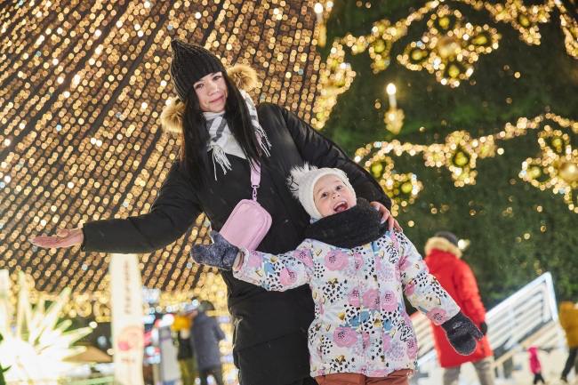 Огни на главной новогодней елке республики зажгутся 1 декабря в Якутске  Главная елка региона установлена на площади Орджоникидзе в Якутске. его высота - 20 метров, на монтаж искусственного дерева ушло порядка двух недель.   В убранстве новогоднего символа сохранен национальный колорит. На елке появятся северный олень в обрамлении якутских узоров. Верхушку украсит орнамент в виде оберега «Биэс харах».  Елку зажгут 1 декабря в 17:00 на площади Орджоникидзе. Приглашаются все желающие.  Фото: Николай Оберемченко