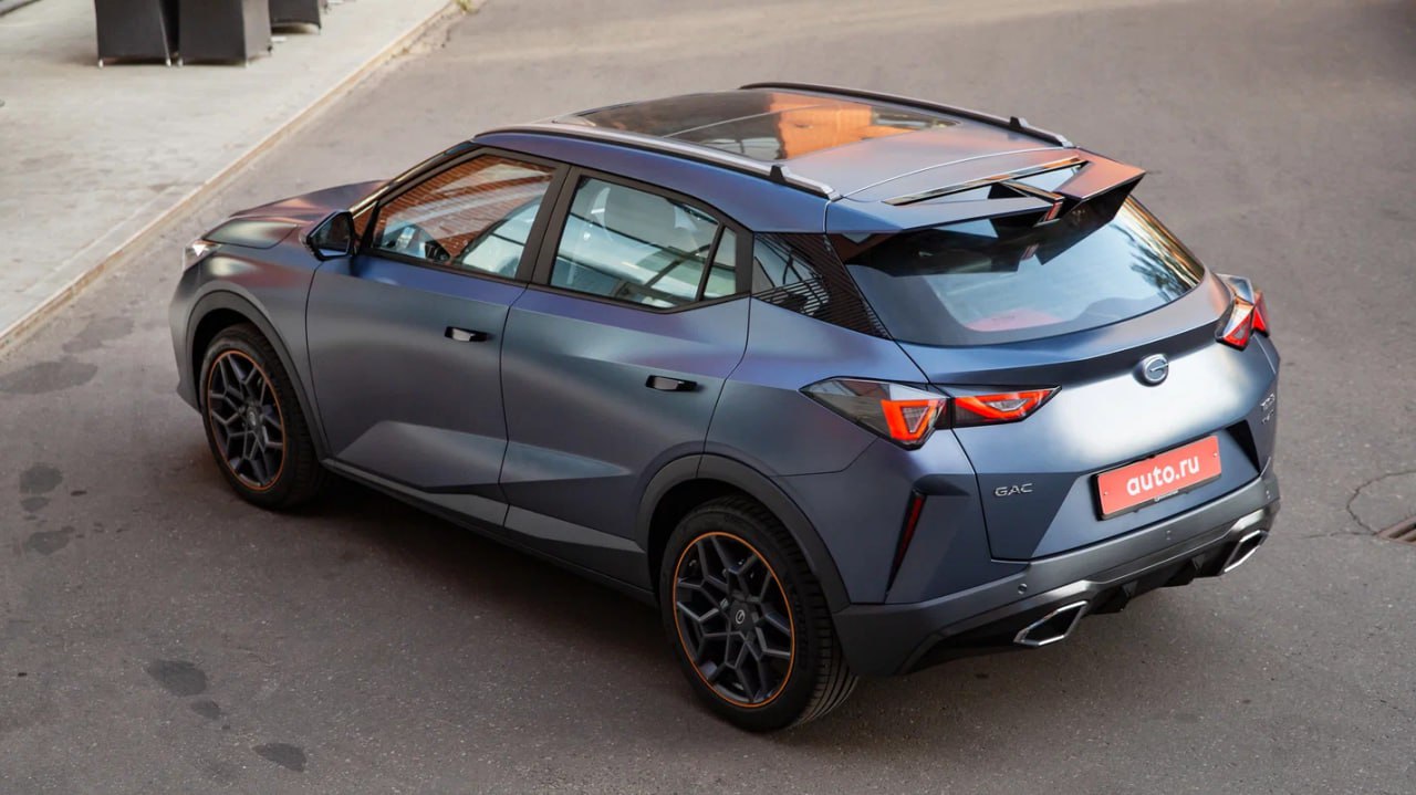 GAC GS3 больше не продают в России Об этом Журналу Авто ру рассказали в представительстве марки Решение исключить кроссовер из линейки объясняют комплексом факторов от экономической ситуации до изменений в структуре спроса и предложения Компактный GS3 напомним вышел на российский рынок летом 2024 го и был самым доступным кроссовером GAC У дилеров ещё есть некоторый запас машин 2025 года выпуска Жаль что GS3 ушёл да симпатичный ведь кросс не а невелика потеря Журнал Авто ру online
