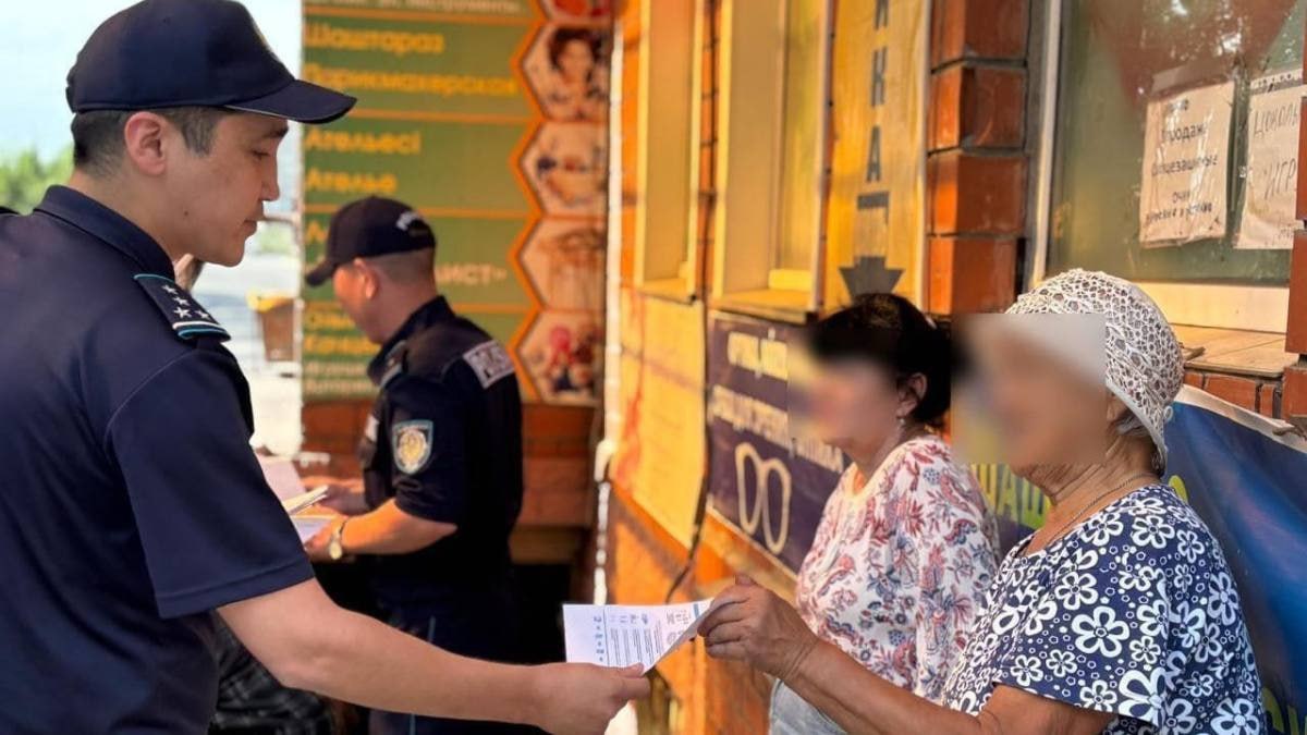 В Казахстане в связи с вступлением в силу закона, запрещающего ношение закрывающей лицо одежды, полицейские начали активную разъяснительную работу среди населения, сообщает Polisia.kz.   "Главная цель законодательных поправок — обеспечение общественной безопасности, идентификации лиц и соблюдение общественного порядка без ущемления прав и свобод граждан, включая право на свободу вероисповедания",  — пояснили представители полиции.  Запрет касается одежды, полностью закрывающей лицо и препятствующей установлению личности, такой как маски и никабы. В то же время элементы религиозной одежды, такие как хиджаб, шейла и химар, которые не закрывают лицо, не подпадают под действие данной нормы.  Также запрет не распространяется на случаи, обусловленные погодными условиями, медицинскими показаниями, исполнением требований закона, служебными обязанностями, деятельностью в сфере гражданской защиты, а также на участников спортивных и культурно-массовых мероприятий.