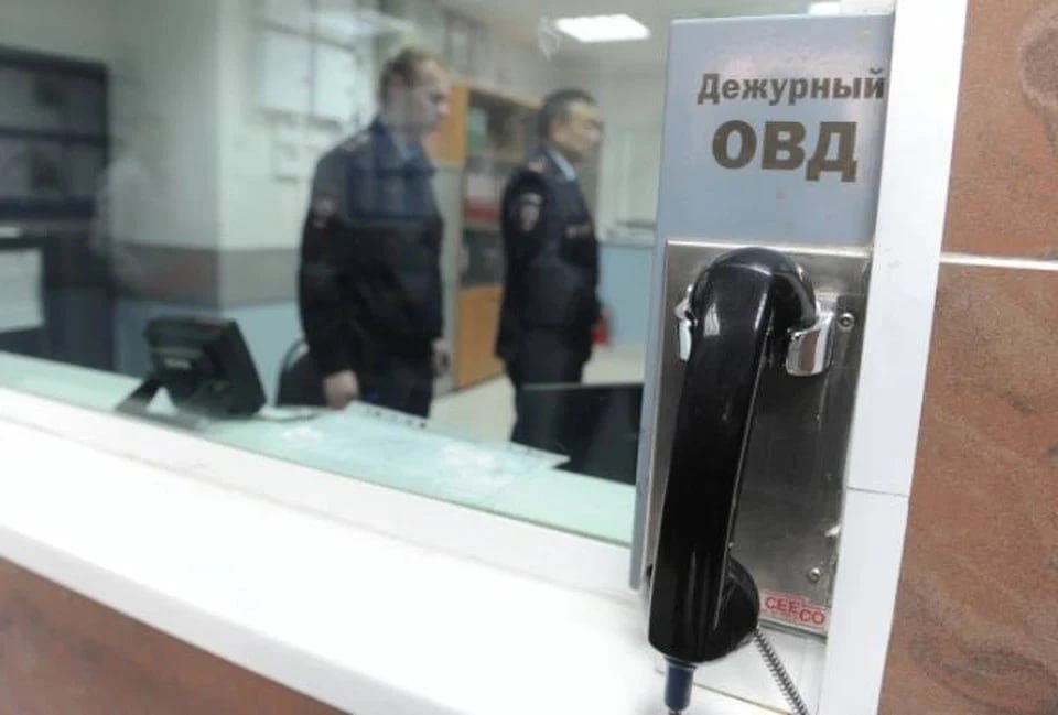 Житель Генического округа потерял более 600 тысяч рублей из-за мошенника      Житель Генического округа стал жертвой мошеннической схемы и лишился более 600 тысяч рублей. Как сообщило ГУ МВД России по Херсонской области, 34-летнему потерпевшему позвонил неизвестный, представившийся сотрудником Росфинмониторинга. Он убедил мужчину перевести 70 тысяч рублей на «безопасный счет», утверждая, что сотрудники банка пытаются снять средства с его карты.  На следующий день мошенник вновь связался с потерпевшим, убедив его оформить кредит и перевести кредитные средства на тот же счет для их «сохранности». В результате житель Геническа перевел в общей сложности 606 тысяч рублей.  «В настоящее время полицейские проводят оперативные мероприятия, направленные на установление личностей и задержание преступников», — рассказали в ГУ МВД России по ХО.
